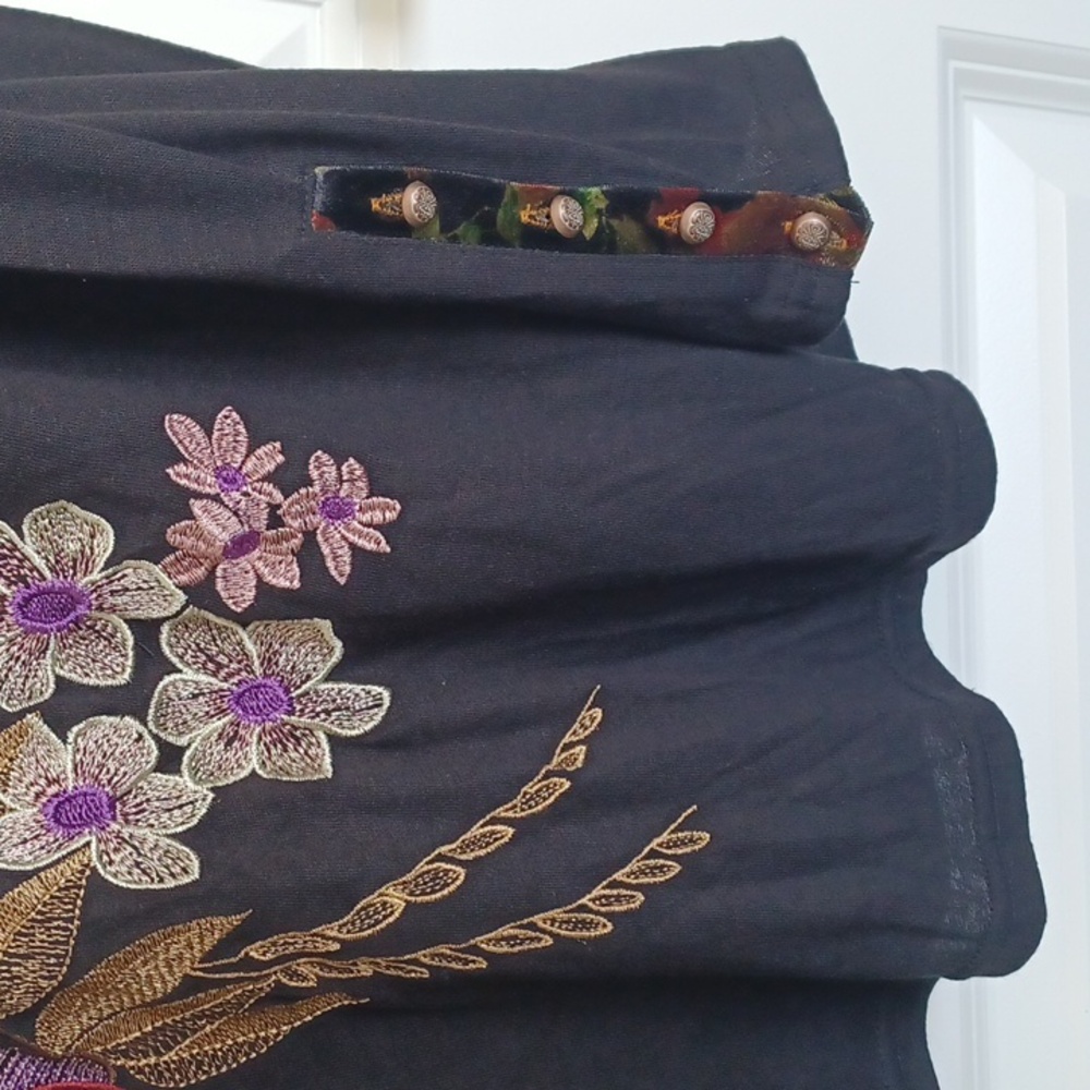 Soft Surrounding Black Knit Embroidered Long Sleeve V-Neck Top ** Sz L - Picture 5 of 8